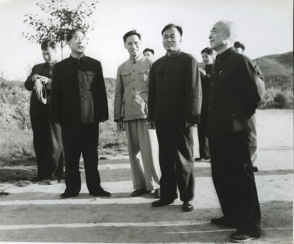 1964年11月，李富春、薄一波同志视察生物所