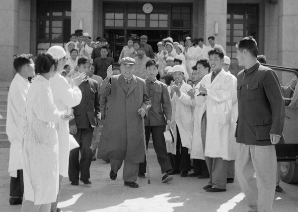 1965年3月，全国人大常委会委员长朱德视察生物所