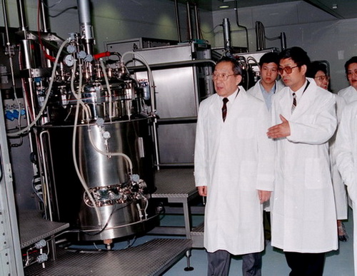 1998年5月，中共中央政治局常委、国务院副总理李岚清视察生物所