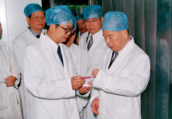 2000年6月，中共中央政治局常委、中央书记处书记尉健行视察生物所