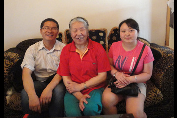 青年文明号关爱老人，践行“六个一”活动